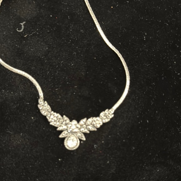 Elegant Silver tone Vintage Avon 1982  Necklace with Crystal Accents - Picture 4 of 4